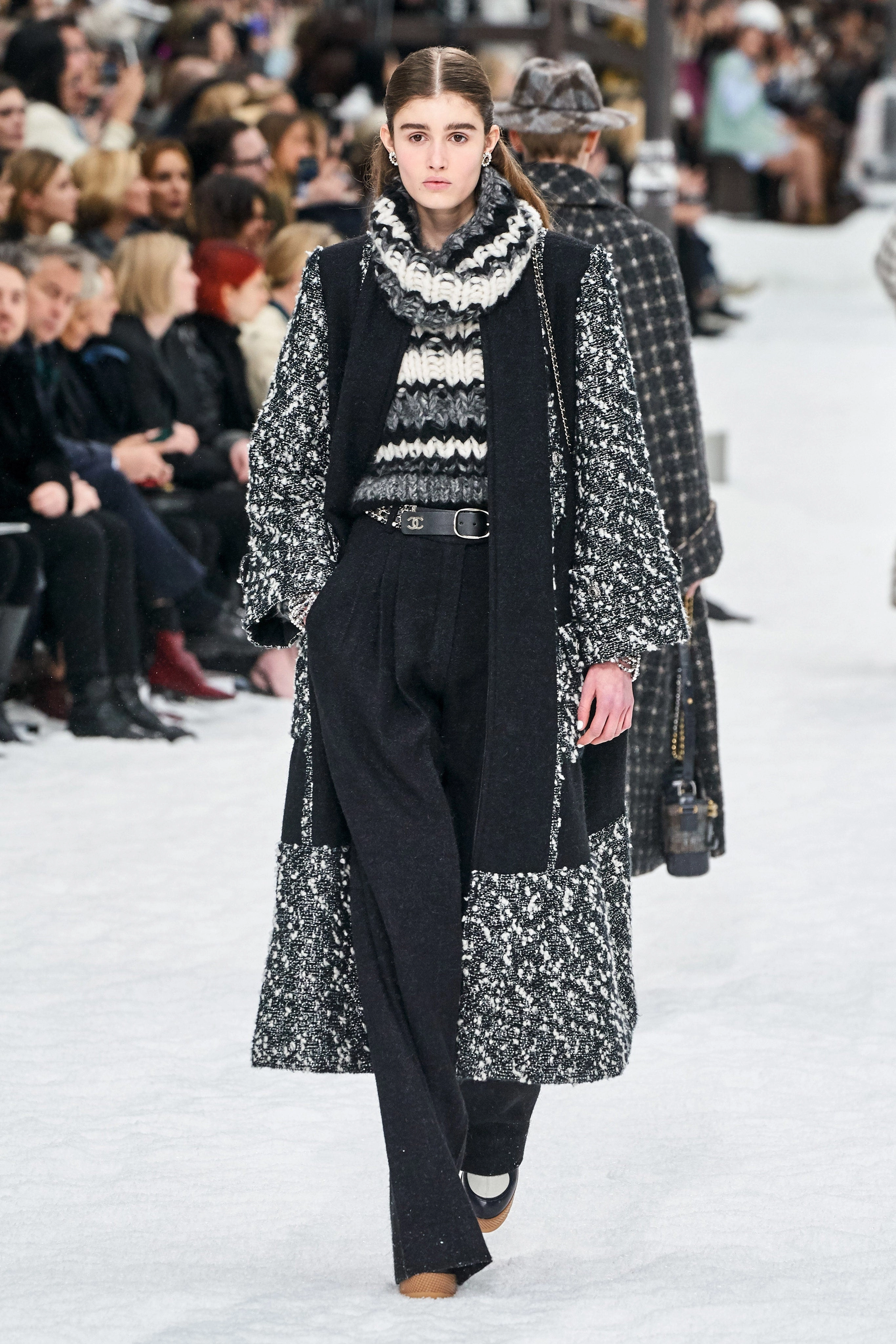 Chanel Houndstooth Tweed Shoulder Bag with Pouch (Fall 2019 Runway Collection - Look 8) - Limited Edition