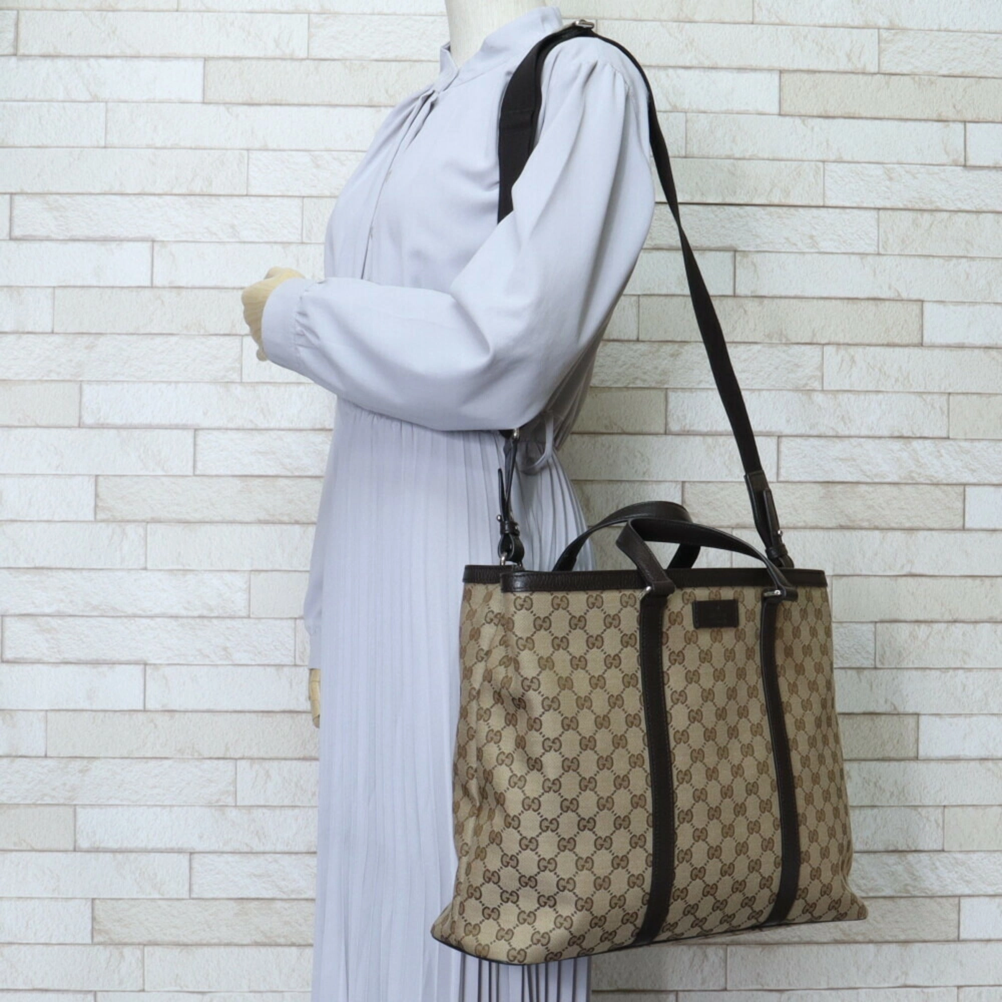 Gucci Gg Canvas  Gg Canvas Shoulder Bag (Pre-Owned)