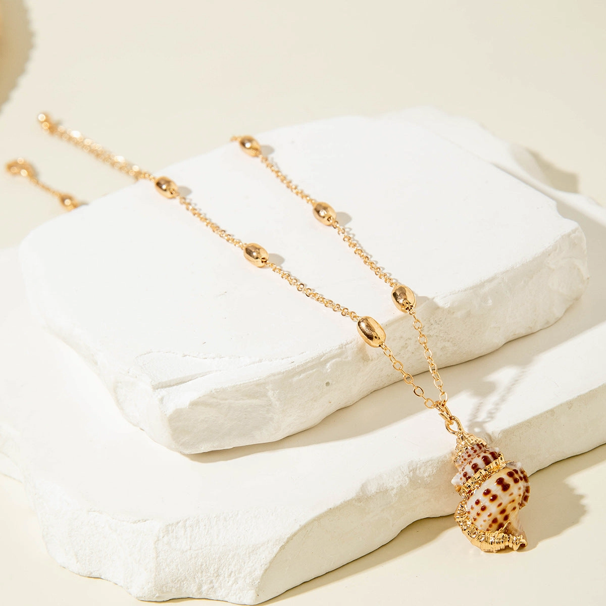 Wholesale Bohemian style gold-rimmed summer ocean conch shell necklace