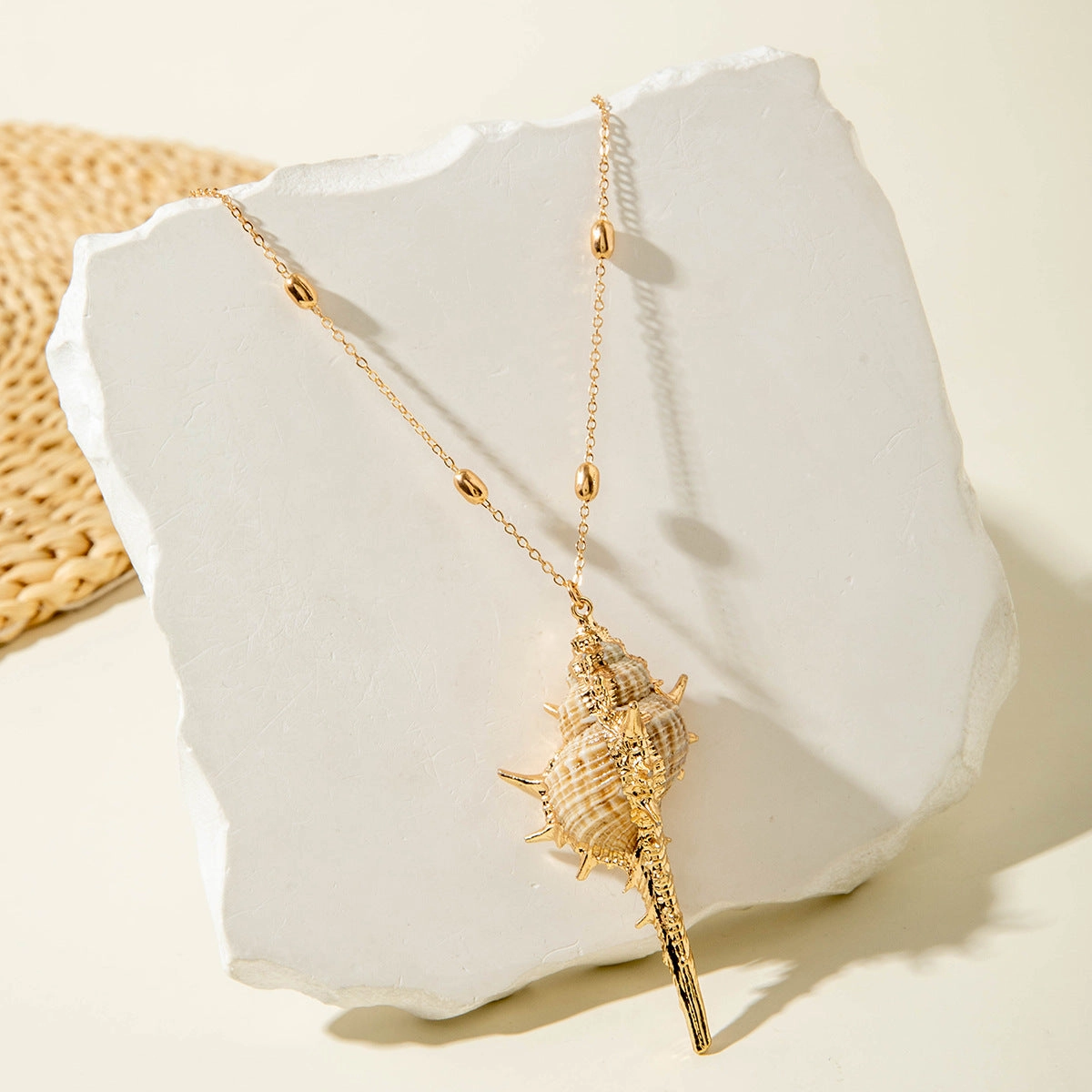 Wholesale Bohemian style gold-rimmed summer ocean conch shell necklace
